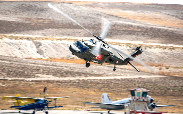 Jandarma Havacılığının 500,000 Saati Aşan Uçuş Tecrübesini S-70 Helikopteri ile Bütünleştiren  Bir Dünya Markası; Çelik Kanatlar Uçuş Gösteri Timi